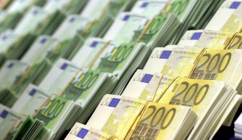 اليورو عند أقل مستوى في شهرين